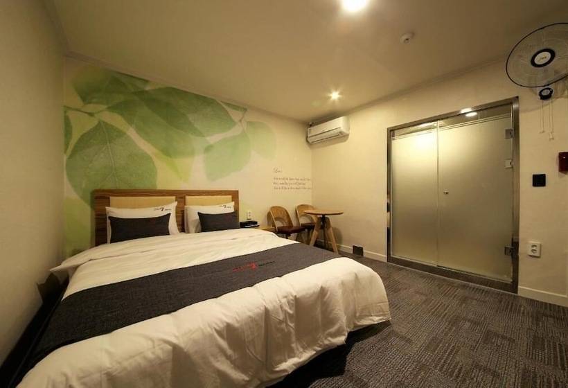 בית מלון כפרי Pohang Jukdo Market The Seven