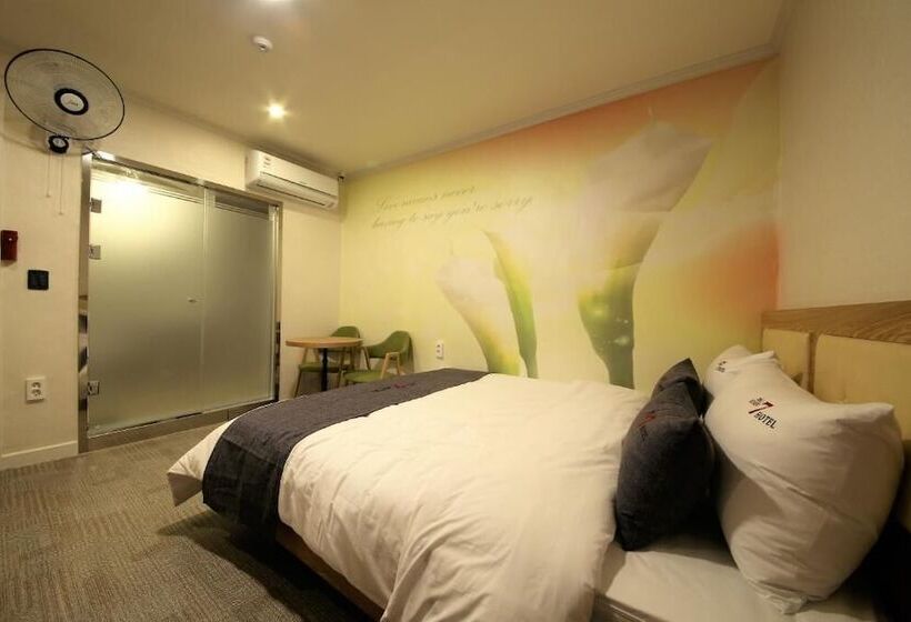 בית מלון כפרי Pohang Jukdo Market The Seven