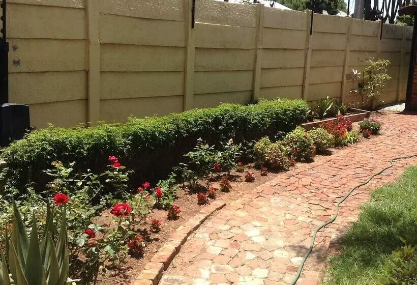 پانسیون Cottage In Orange Grove