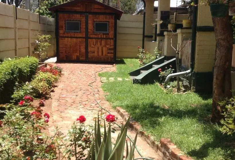 پانسیون Cottage In Orange Grove