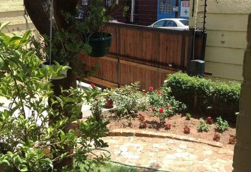 پانسیون Cottage In Orange Grove