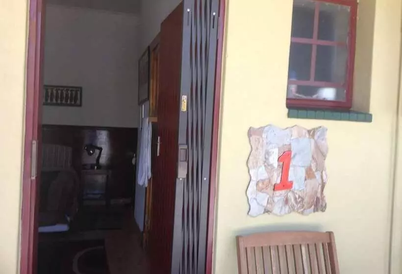 پانسیون Cottage In Orange Grove