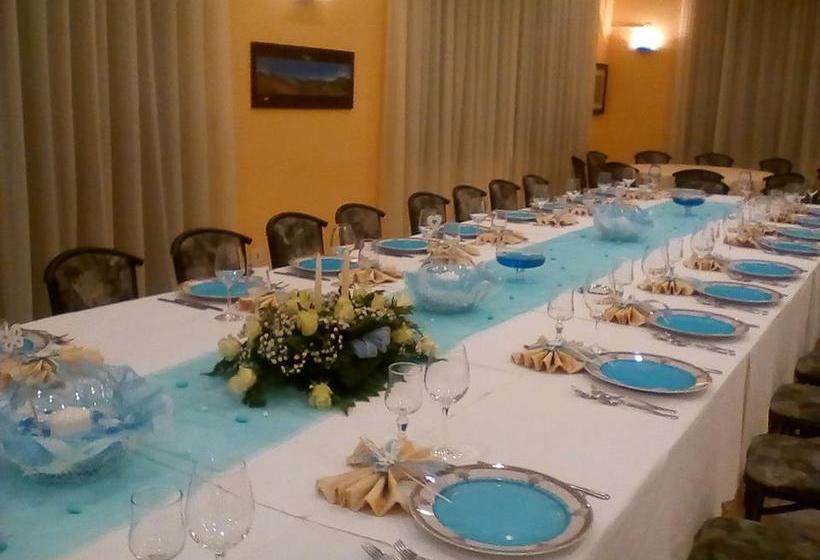 Отель Chiar Di Luna