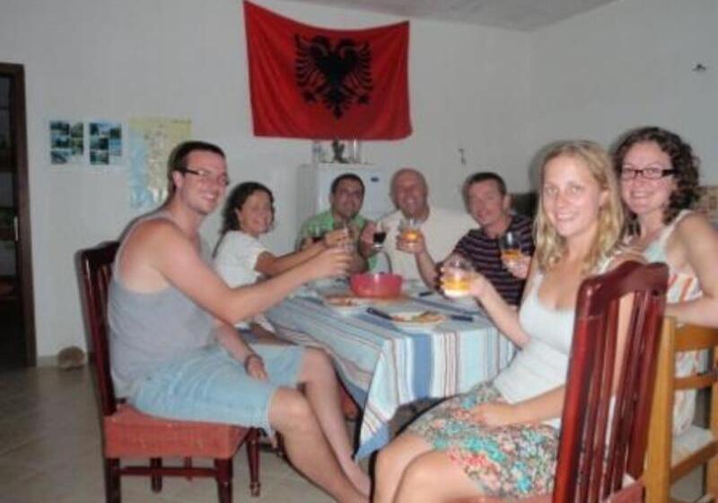 هتل Saranda Backpackers