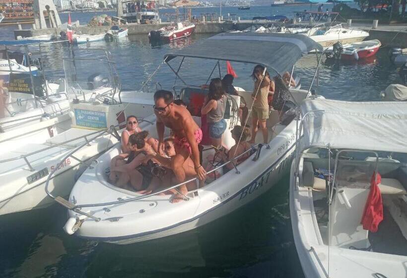 هتل Saranda Backpackers