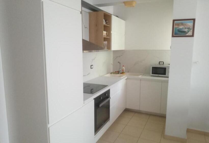 هتل Saranda Backpackers