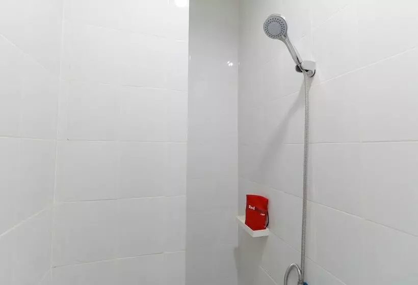 Aamiaismajoitus (B&B) Reddoorz Plus @ Kapuk Business Park