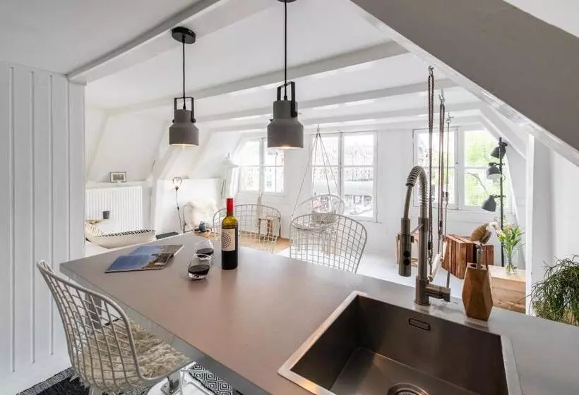 ベッドアンドブレックファースト Two Bedroom Apartment In A Beautiful Canalhouse In City Centre