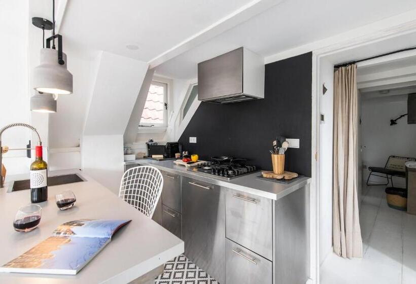 Bed and Breakfast Two Bedroom Apartment In A Beautiful Canalhouse In City Centre