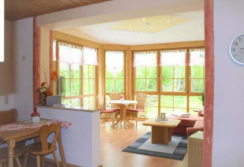 Hotelli Gästehaus Sporrer