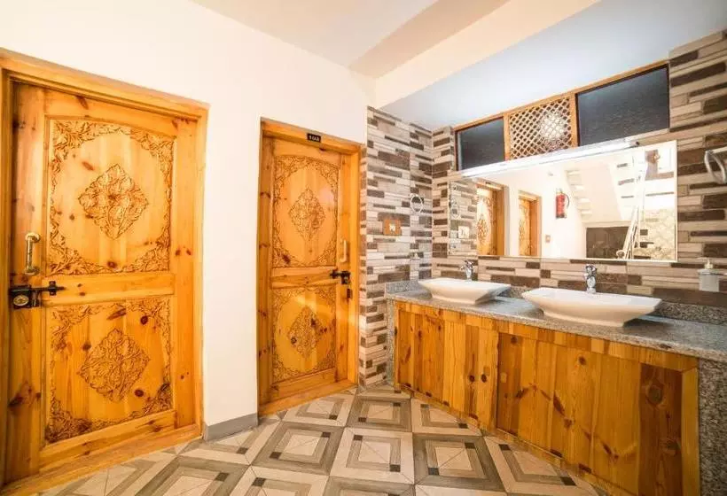 Oyo 5395 Maple Inn Resort