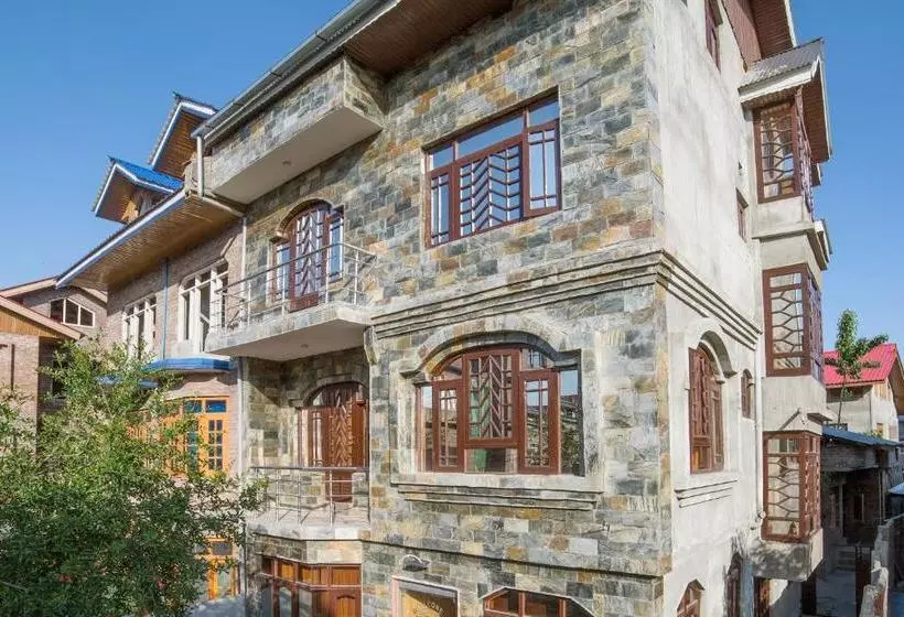 Oyo 5395 Maple Inn Resort