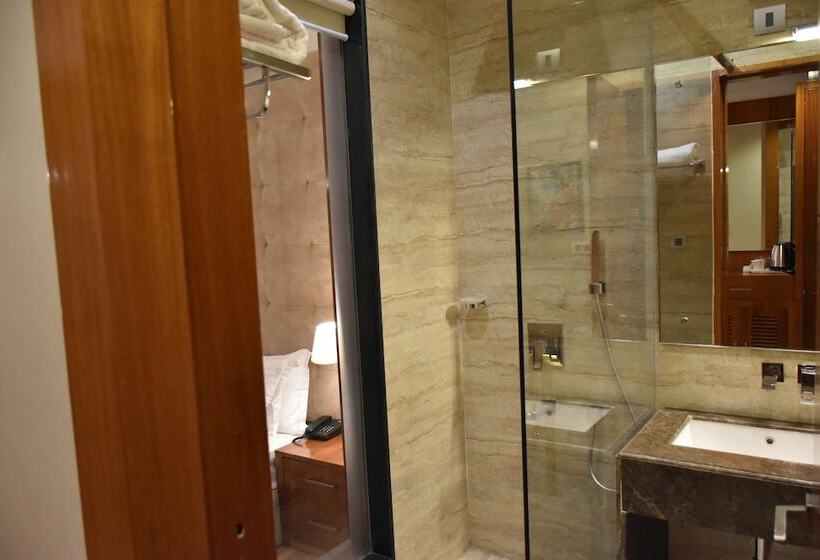 هتل Millennium Inn