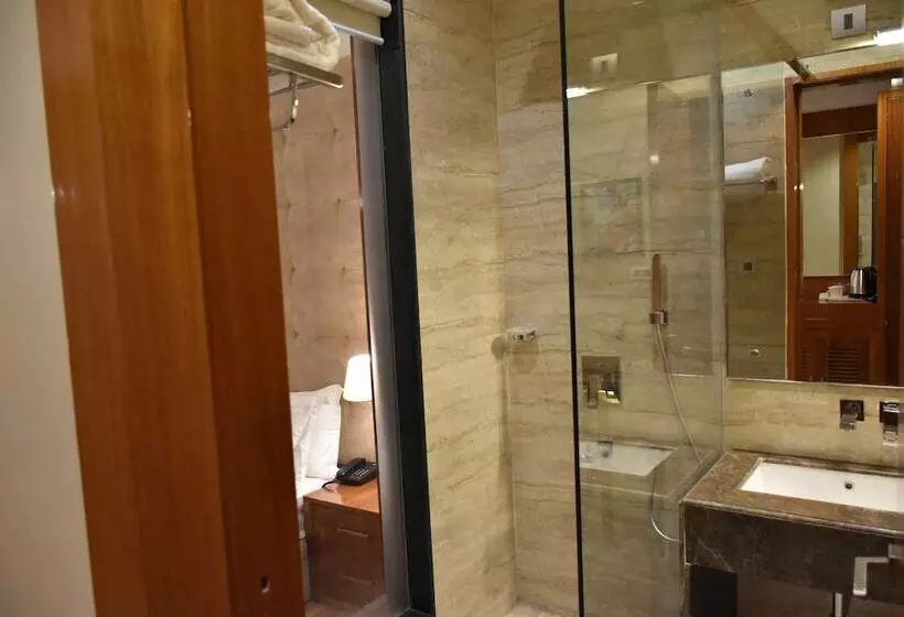 هتل Millennium Inn