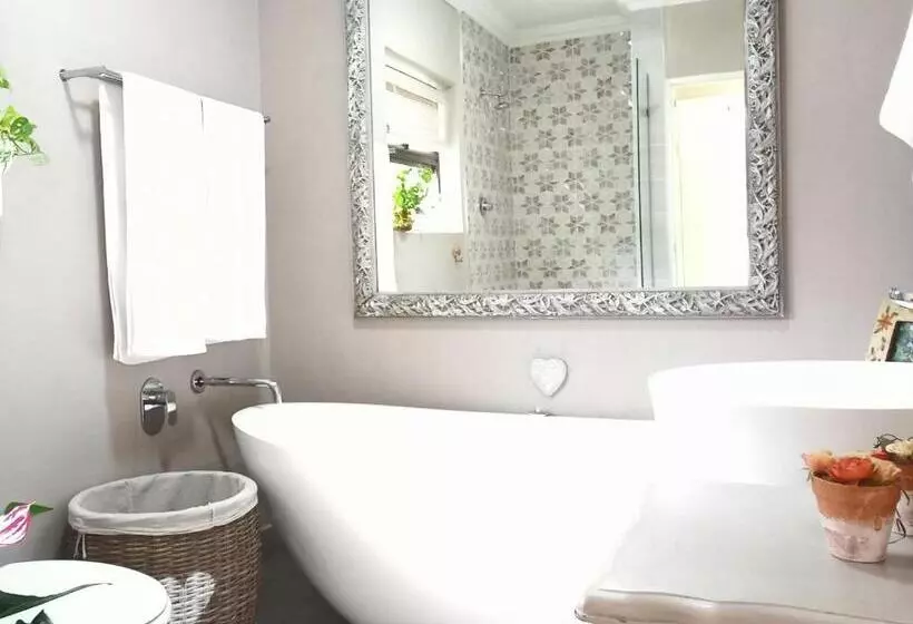 Aamiaismajoitus (B&B) Villa Roc Guesthouse   Solar Power