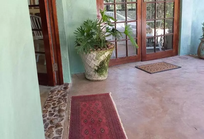 Aamiaismajoitus (B&B) Villa Roc Guesthouse   Solar Power