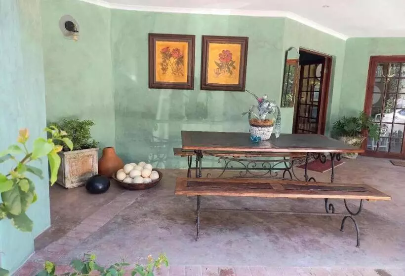 Aamiaismajoitus (B&B) Villa Roc Guesthouse   Solar Power