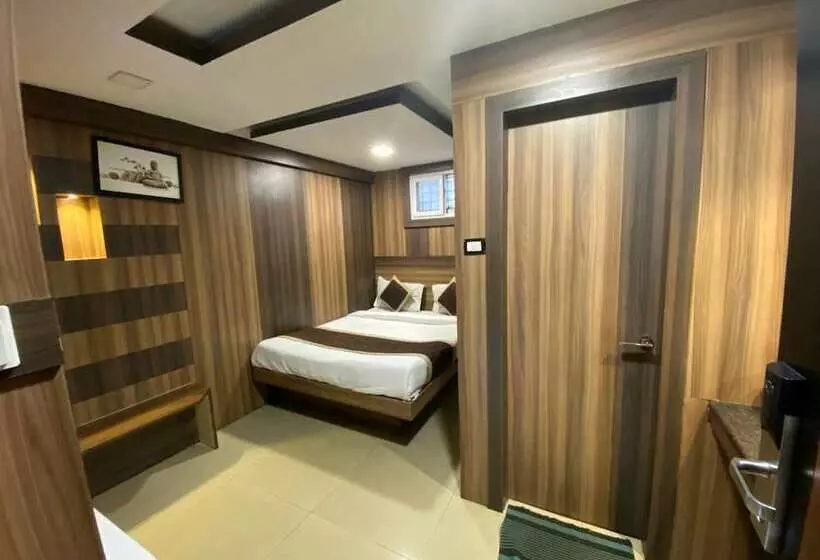 ホテル Adarsh International