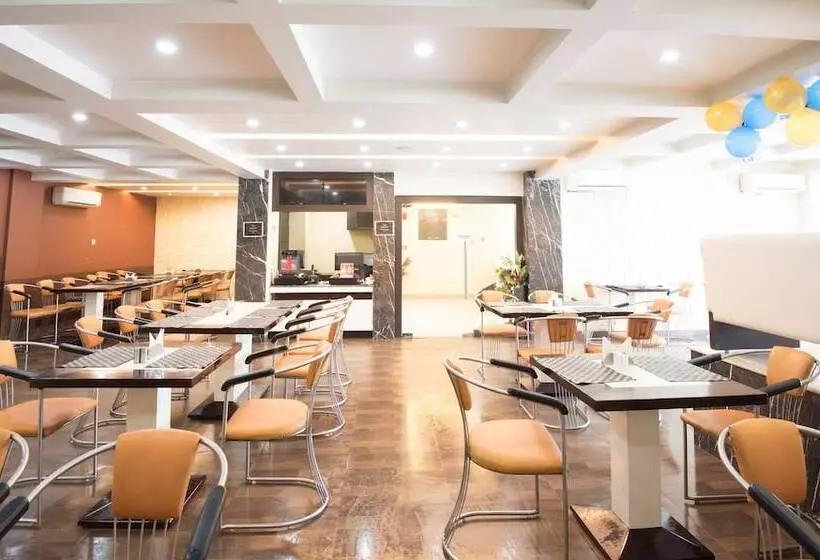 ホテル Treebo King S Court Chandrasekharpur