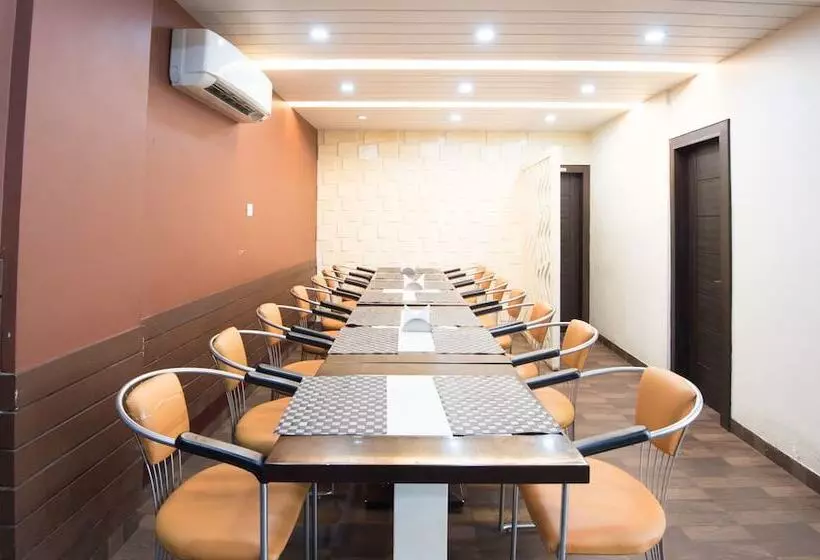 ホテル Treebo King S Court Chandrasekharpur