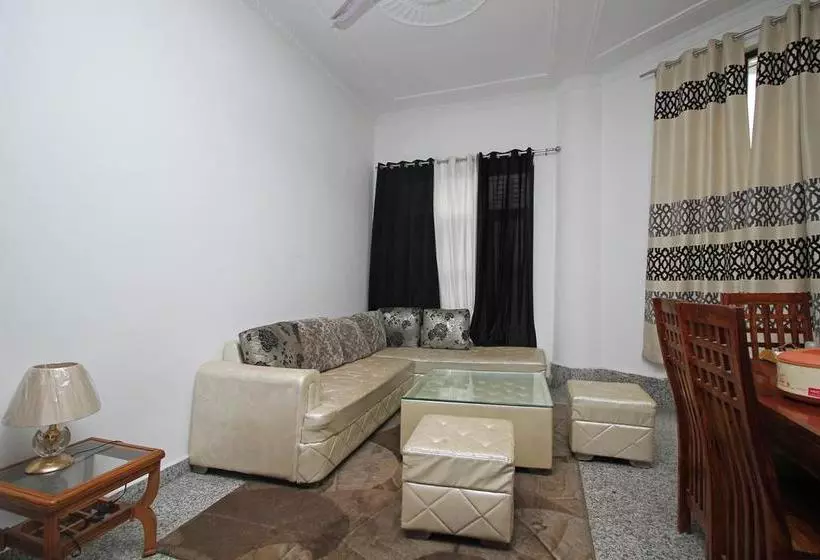 ホテル Oyo 9076 Absin Hospitality 2