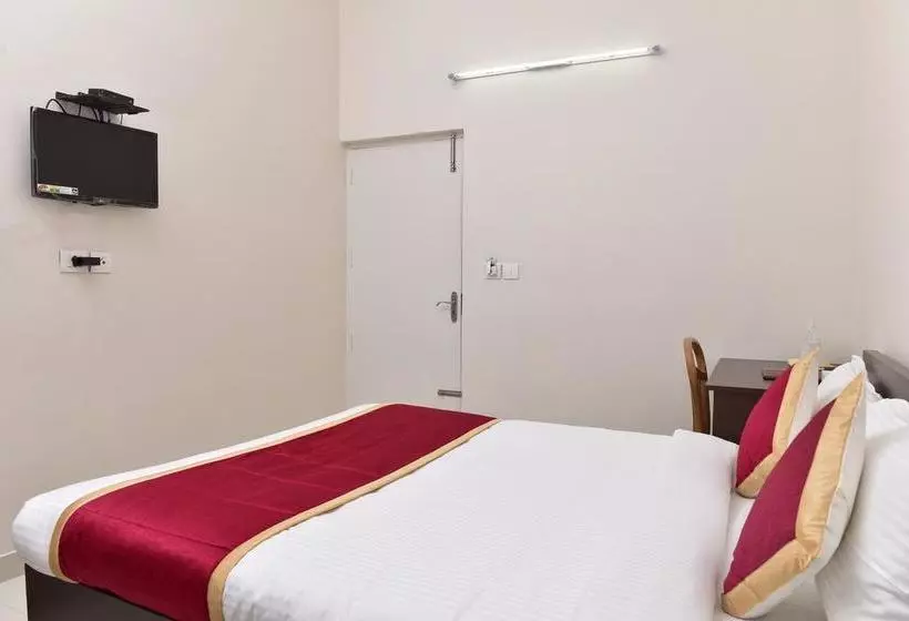 ホテル Oyo 9118 Saravana Inn