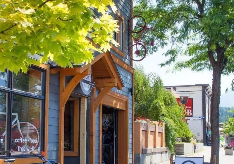 Motelli The Lodge At Arrow Lakes