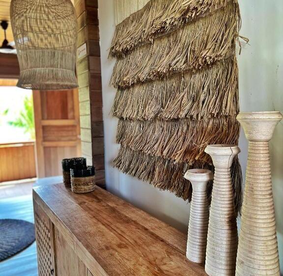 تختخواب و صبحانه Iru Maldives