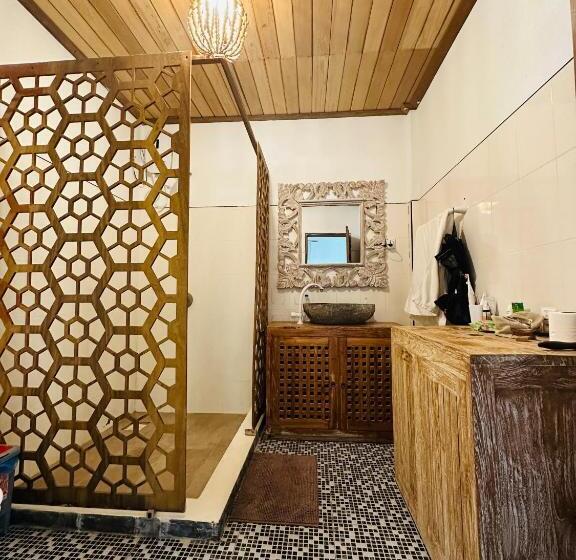 تختخواب و صبحانه Iru Maldives