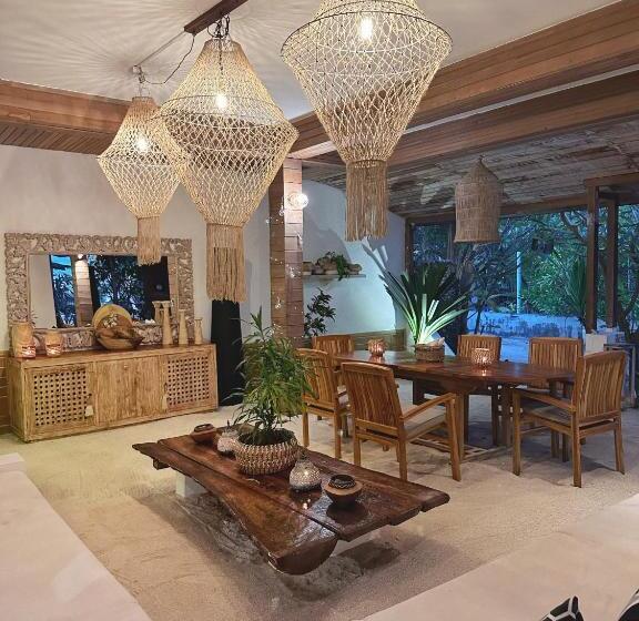 تختخواب و صبحانه Iru Maldives