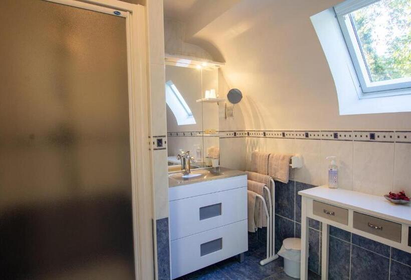 تختخواب و صبحانه La Roseraie