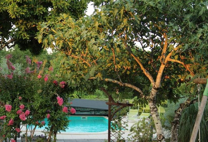 تختخواب و صبحانه La Roseraie