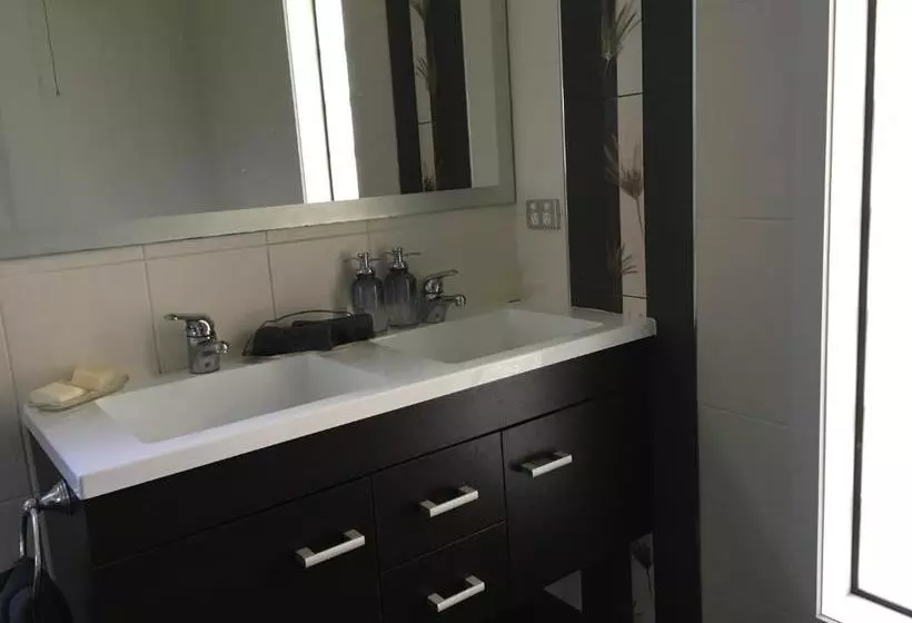 تختخواب و صبحانه Lye Bow Lake Suite