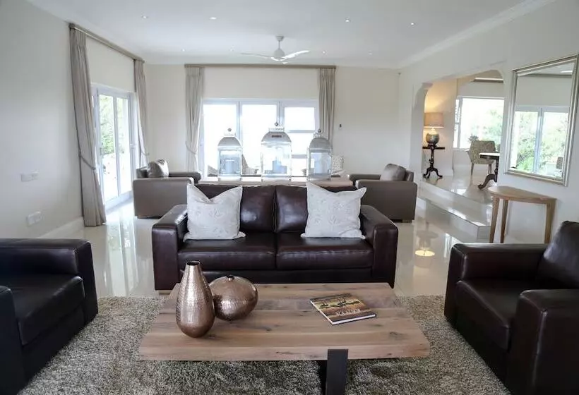 استراحتگاه Broughton Country Estate