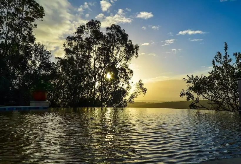 استراحتگاه Broughton Country Estate