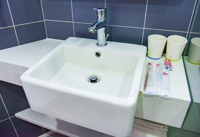 Отель Hanting  Jiayuguan Fangte Silu Shenhua Theme Park