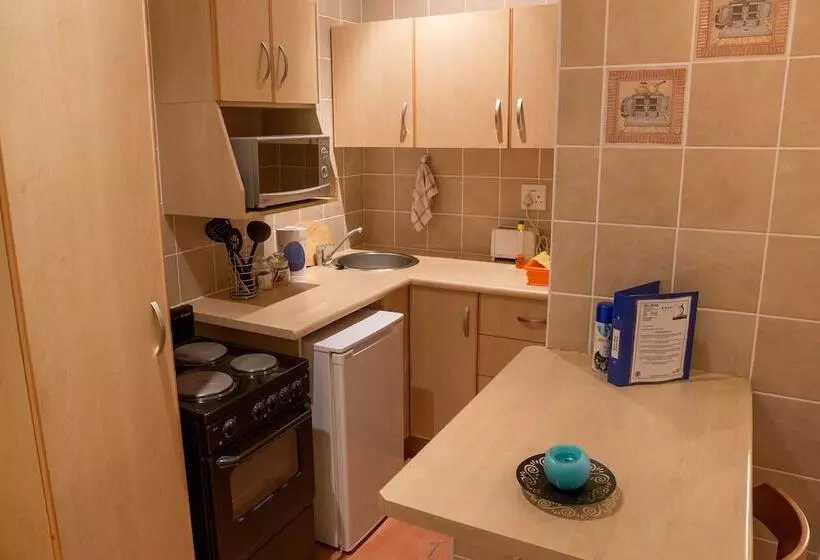 تختخواب و صبحانه Blue Marlin Guest House