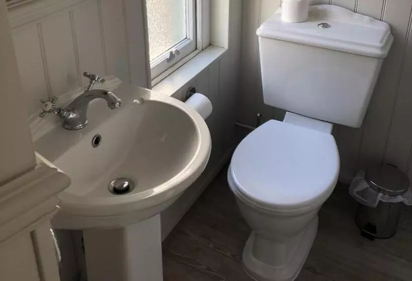 Hotelli The Cornubia Inn