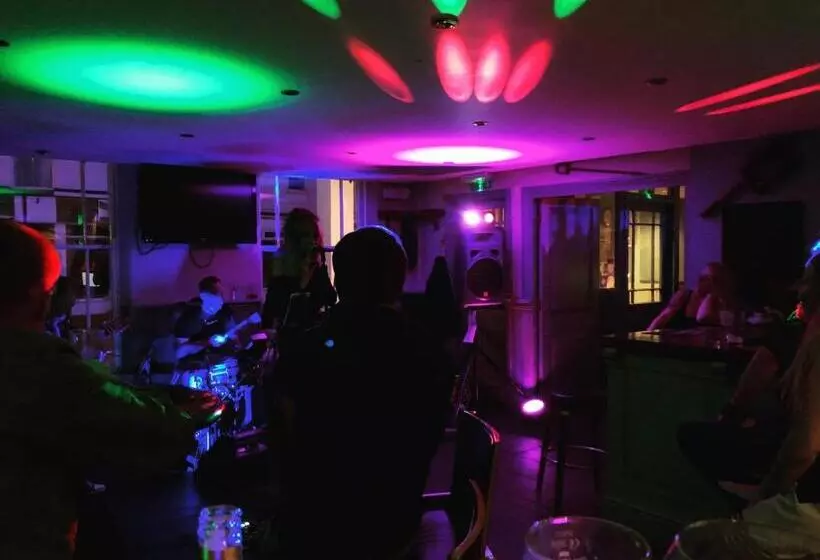 Hotelli The Cornubia Inn