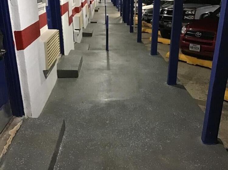 모텔 Budget Inn & Suites