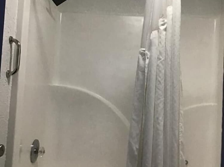 모텔 Budget Inn & Suites