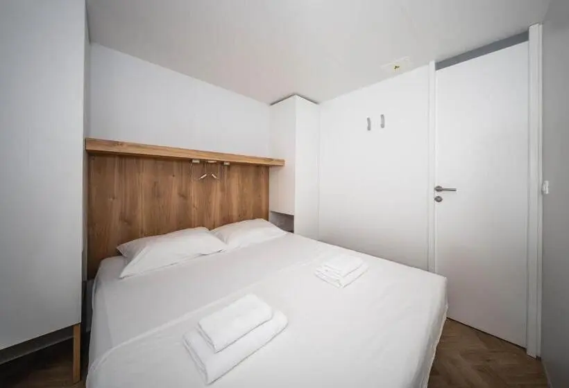 Hotelli Apartments Jezera Lovišća