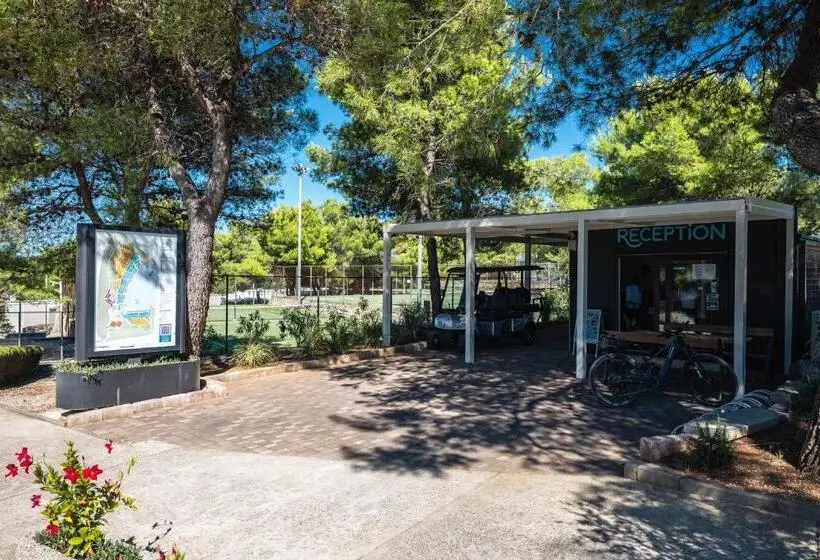 Hotelli Apartments Jezera Lovišća