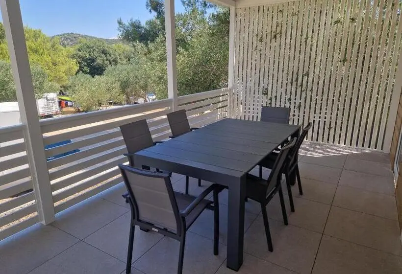 Hotelli Apartments Jezera Lovišća