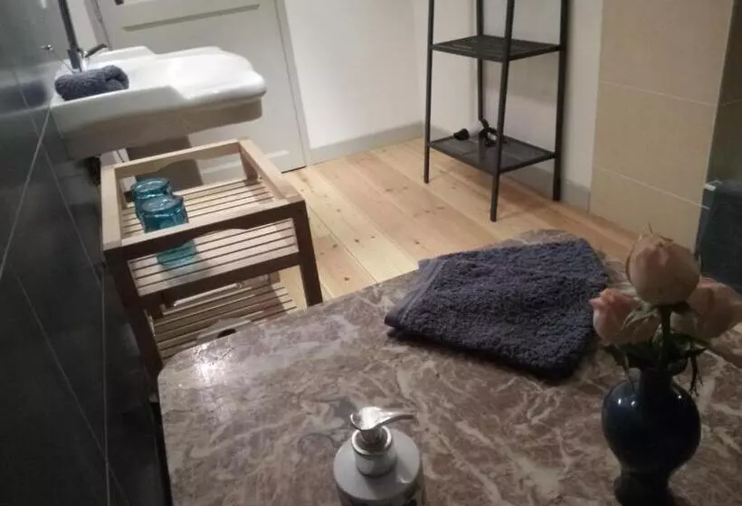 Aamiaismajoitus (B&B) Chateau De Champdolent