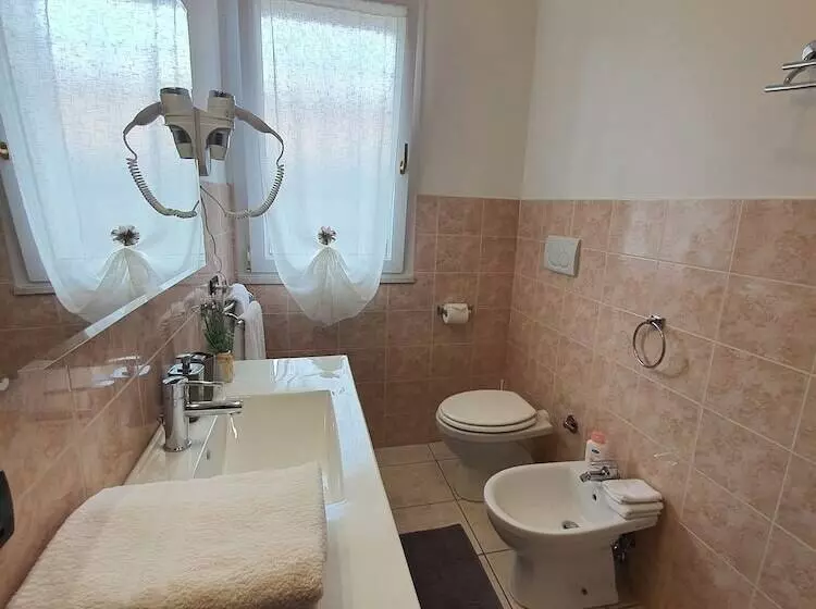 تختخواب و صبحانه Guest House Brezza Marina