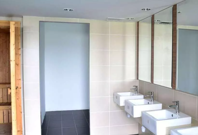 Hotelli Sri Beverly Hills Near Klia & Klia2 & F1