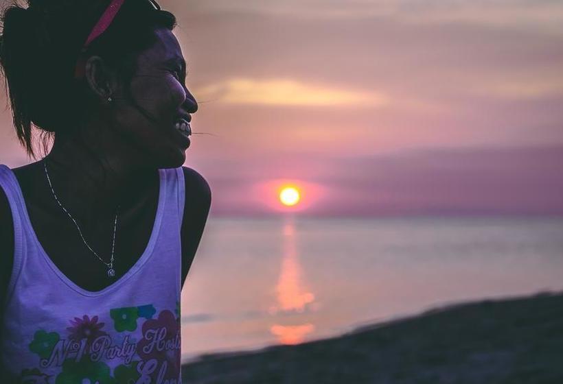 Dancing Elephant Beach Club   Hostel