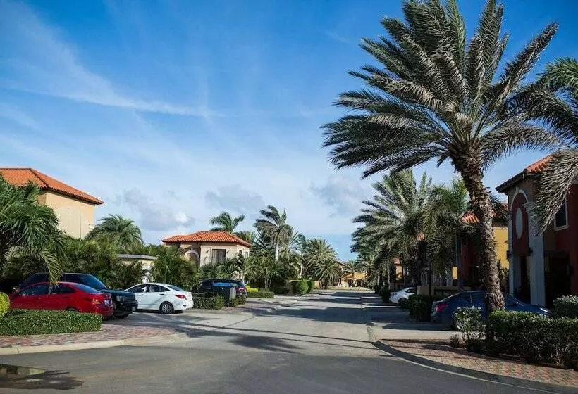 Gold Coast Luxurious And Stylish Condo