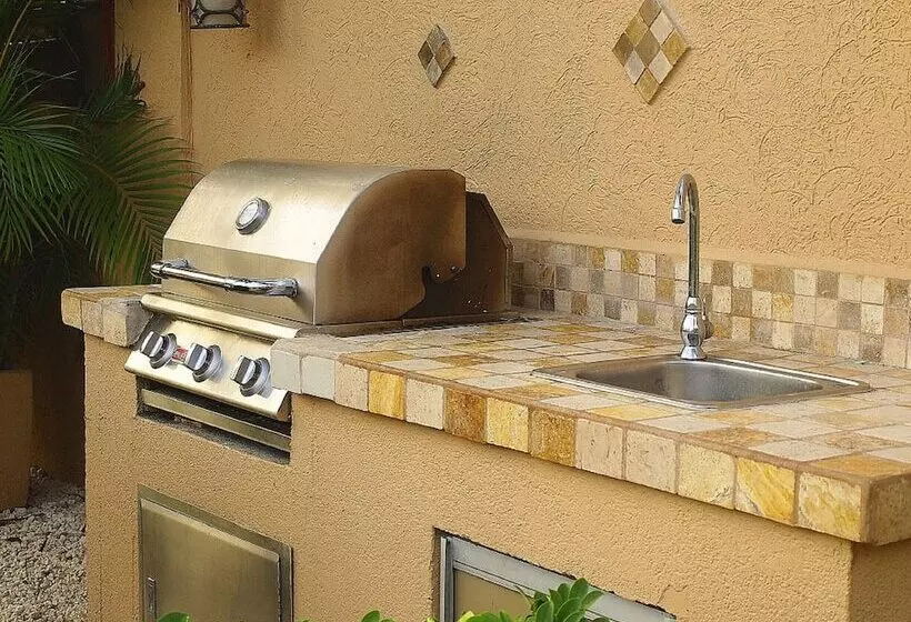 Gold Coast Luxurious And Stylish Condo